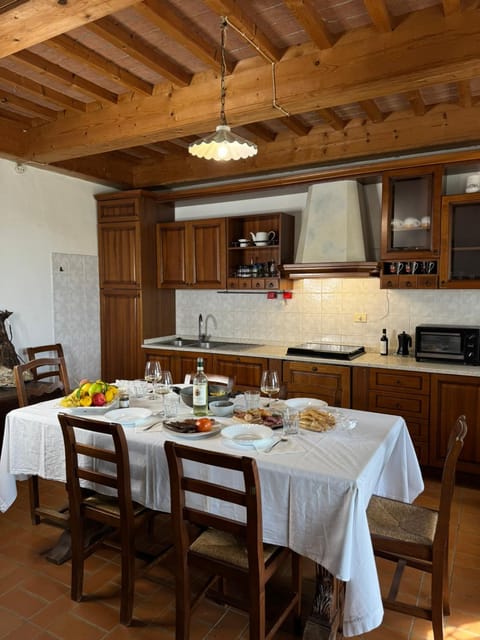 Kitchen or kitchenette, Food and drinks, Dining area, stove