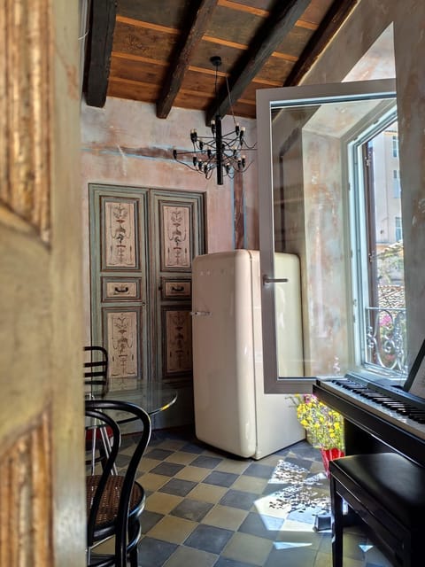 Kitchen or kitchenette, Living room, Seating area, Dining area