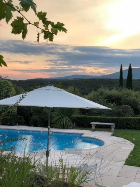 Villa familiale dans beau domaine Villa in Valbonne