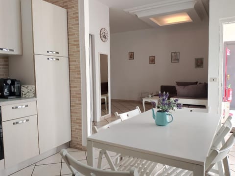 Kitchen or kitchenette, Living room