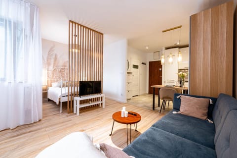 Communal lounge/ TV room, Bed, TV and multimedia, Living room, Photo of the whole room, Seating area, Evening entertainment, Bedroom