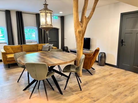 TV and multimedia, Living room, Seating area, Dining area