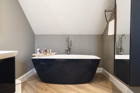 Bushmills Luxury Getaway w Bath Apartment in Northern Ireland