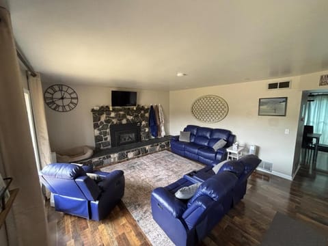 TV and multimedia, Living room, Photo of the whole room, fireplace
