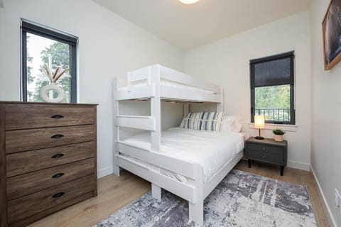 Bedroom, bunk bed