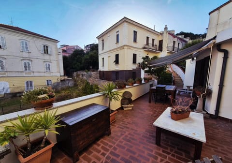 Property building, Day, Balcony/Terrace