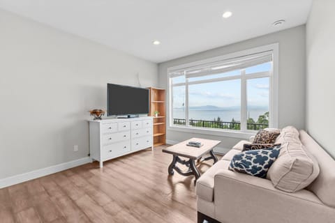 TV and multimedia, Seating area, Sea view