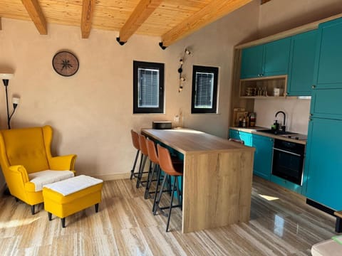 Kitchen or kitchenette, Seating area