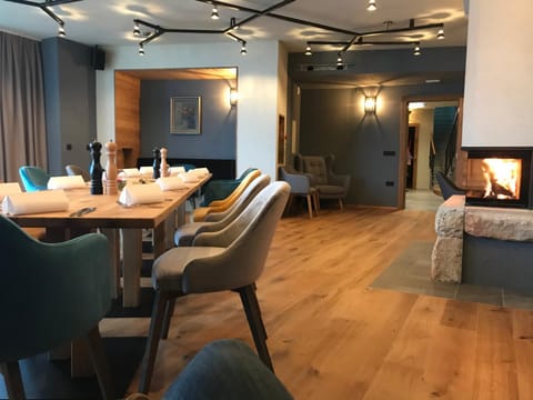 Restaurant/places to eat, Meeting/conference room