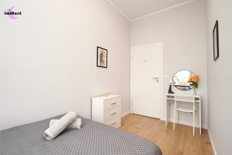 Bed, Photo of the whole room, wardrobe