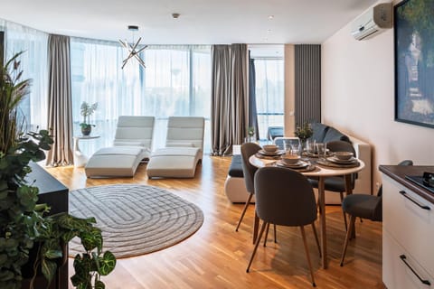 Communal lounge/ TV room, TV and multimedia, Living room, Seating area, Dining area