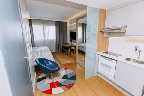 Kitchen or kitchenette, Dining area, stove