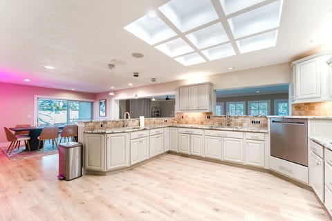 Kitchen or kitchenette, dishwasher