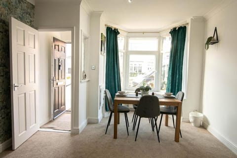 3 bed Modern Home, Vibrant & Stylish, Sleep upto 7 House in Portsmouth