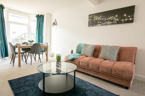 3 bed Modern Home, Vibrant & Stylish, Sleep upto 7 House in Portsmouth