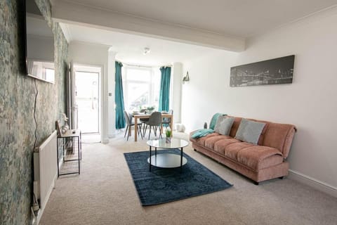 3 bed Modern Home, Vibrant & Stylish, Sleep upto 7 House in Portsmouth