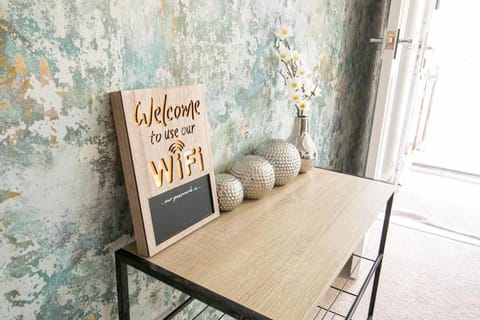 3 bed Modern Home, Vibrant & Stylish, Sleep upto 7 House in Portsmouth