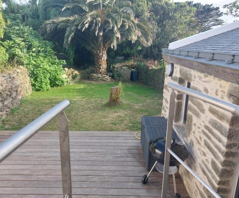 Property building, Patio, Garden, Garden, Balcony/Terrace, Dining area, Garden view