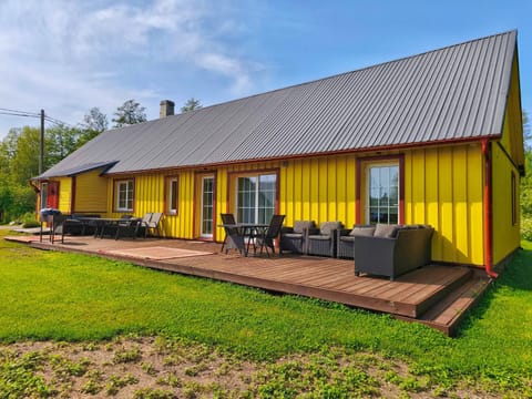 Property building, Patio, Spring, Day, Garden, Garden view
