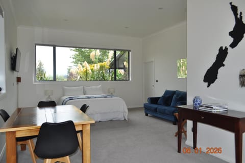 Bed, Living room, Photo of the whole room, Seating area, Dining area, Bedroom