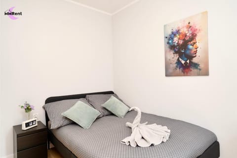 Bed, Photo of the whole room, Decorative detail, Bedroom, towels