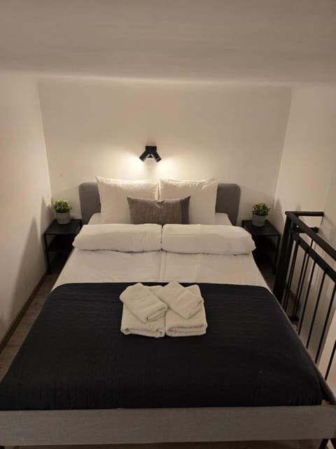 Bed, Bedroom, towels