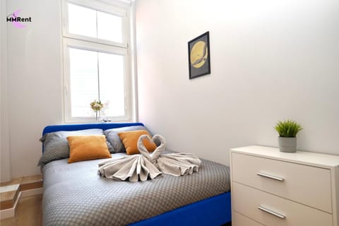 Bed, Photo of the whole room, towels