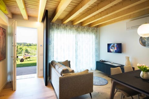 Communal lounge/ TV room, TV and multimedia, Living room, Seating area, Dining area, Evening entertainment