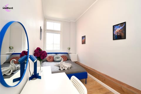 Bed, Photo of the whole room, Decorative detail, towels