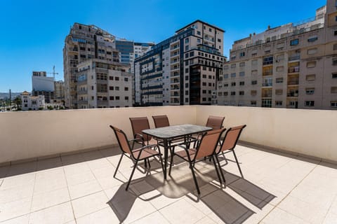 Property building, Patio, Balcony/Terrace, Seating area, City view