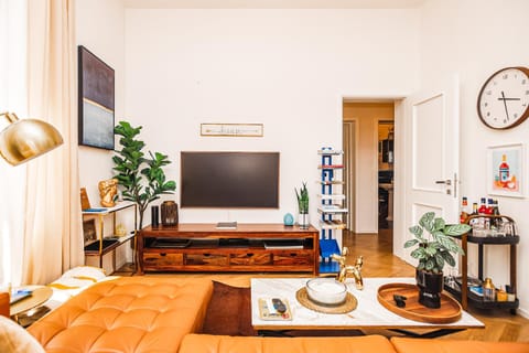 Communal lounge/ TV room, TV and multimedia, Living room, Evening entertainment