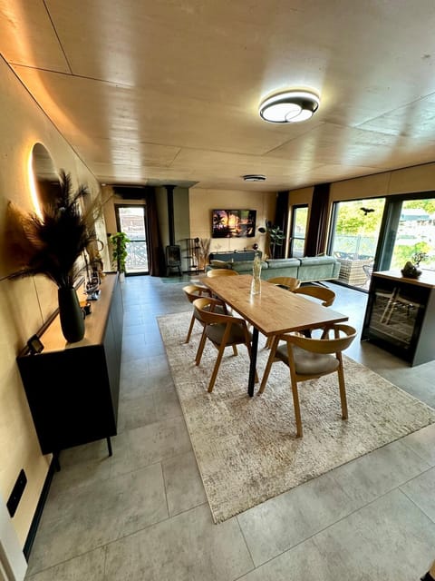 Seating area, Dining area