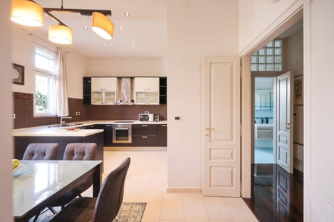 Kitchen or kitchenette, microwave, stove