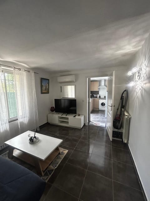 Communal lounge/ TV room, TV and multimedia, Kitchen or kitchenette, Living room, Seating area, Evening entertainment