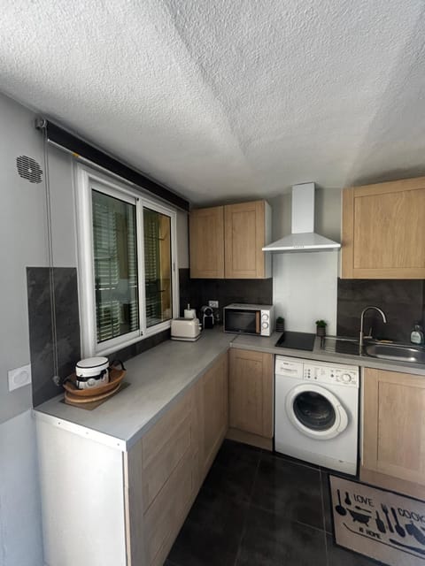 Kitchen or kitchenette, dishwasher, minibar, stove, washing machine, dryer