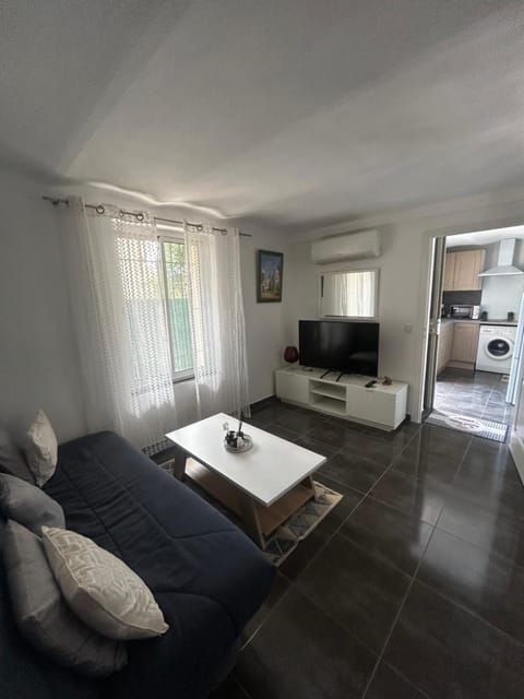 Communal lounge/ TV room, Bed, TV and multimedia, Living room, Photo of the whole room, Seating area