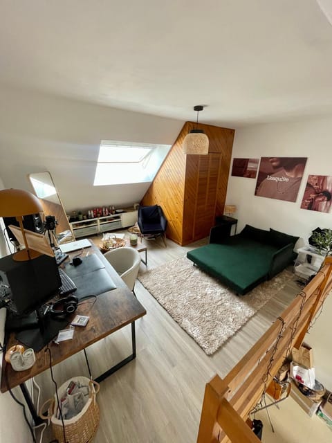 Bed, Seating area, Bedroom