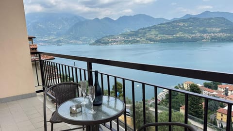 Patio, Natural landscape, Balcony/Terrace, Dining area, Lake view, Mountain view