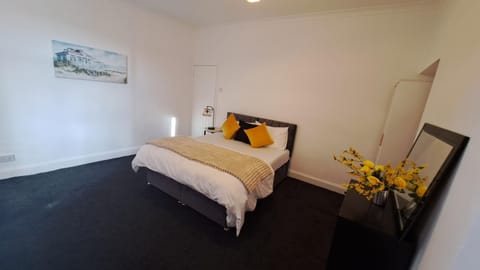 Large 3 bedroom house, Perfect for business stays, long-term projects, and family getaways, Sleeps 5 people Villa in England