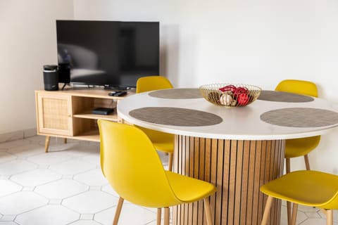 Communal lounge/ TV room, TV and multimedia, Living room, Seating area, Dining area