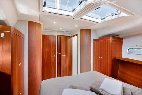 Bed, Bedroom, wardrobe, air conditioner