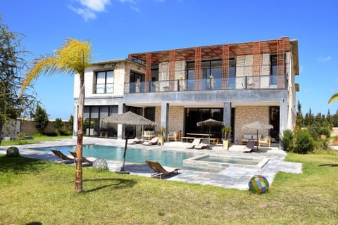 Property building, Patio, Spring, Day, Natural landscape, Garden, Garden view, Pool view, Swimming pool, sunbed