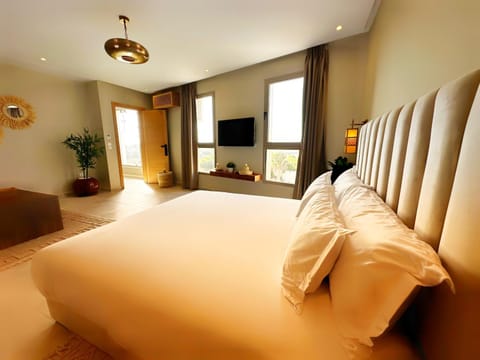 Bed, TV and multimedia, Living room, Photo of the whole room, Seating area, Evening entertainment, Bedroom