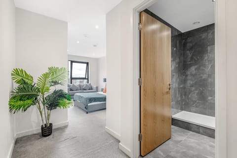The Axium Residence- Central, Sleeps 6, Free Parking, Near Station, WiFi Apartment in Birmingham