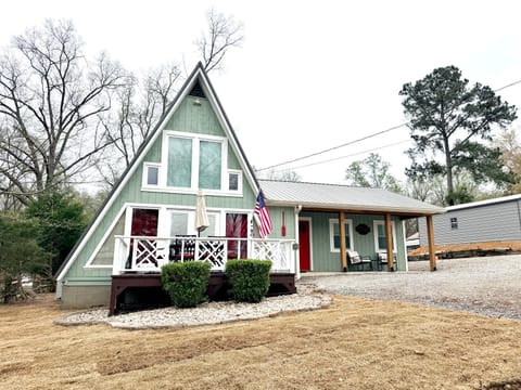 Property building, Facade/entrance, Natural landscape, Balcony/Terrace, Seating area, Parking