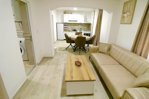 Kitchen or kitchenette, Living room, Seating area, Dining area