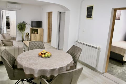 TV and multimedia, Living room, Seating area, Dining area, internet