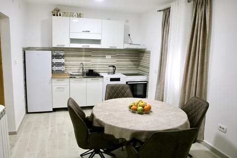 Kitchen or kitchenette, Food and drinks, Dining area, Food, minibar, oven, stove