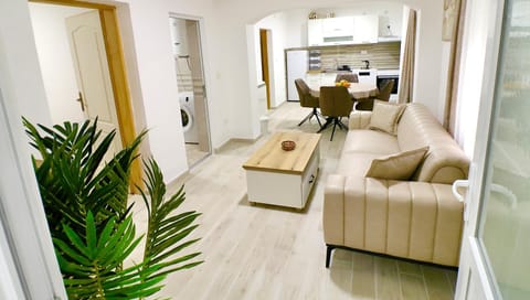 TV and multimedia, Kitchen or kitchenette, Living room, Seating area, Dining area, minibar, oven, air conditioner