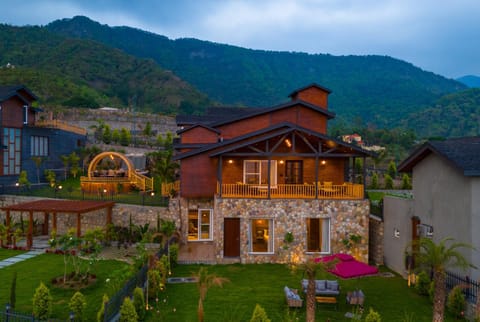 Property building, Spring, Day, Natural landscape, Garden, Garden view, Mountain view